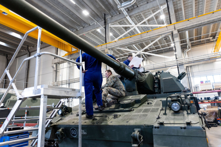 Generolo Romualdo Giedraičio artilerijos bataliono kariai apmoko Ukrainos mechanikus remontuoti savaeiges haubicas „PzH 2000“.