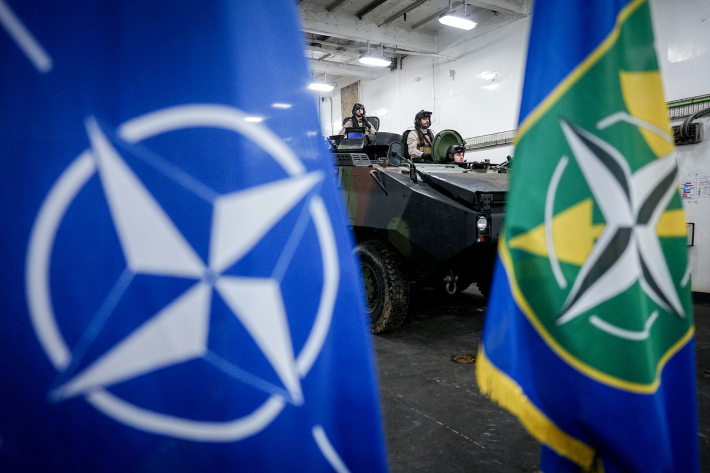 NATO vėliavos ir karinė technika