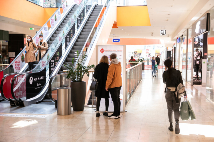Pirkėjai lankosi prekybos centre