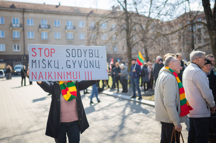 Mitingas Nepriklausomybės aikštėje dėl planuojamo karinio poligono steigimo Kapčiamiesčio girios teritorijoje