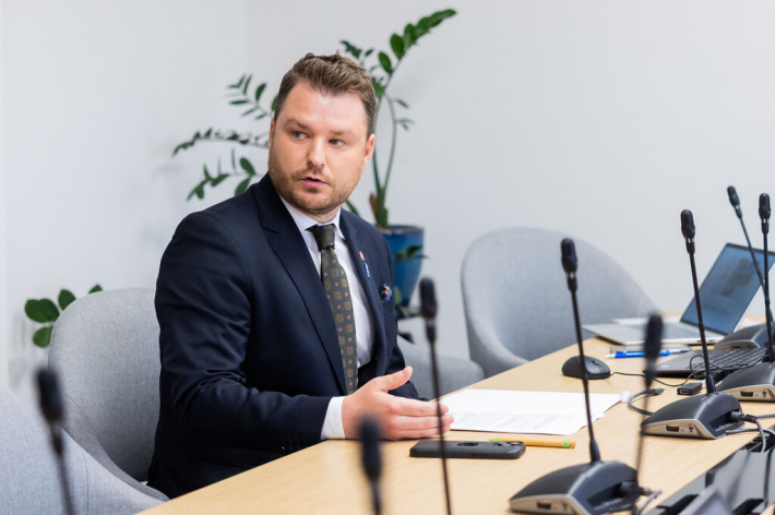 Kastytis Žuromskas aiškinasi apie jį į ministrus delegavusios „Nemuno aušros“ daromą įtaką jo kuruojamos srities sprendimams, partijos narių galimus pažeidimus statybų ir aplinkosaugos srityse