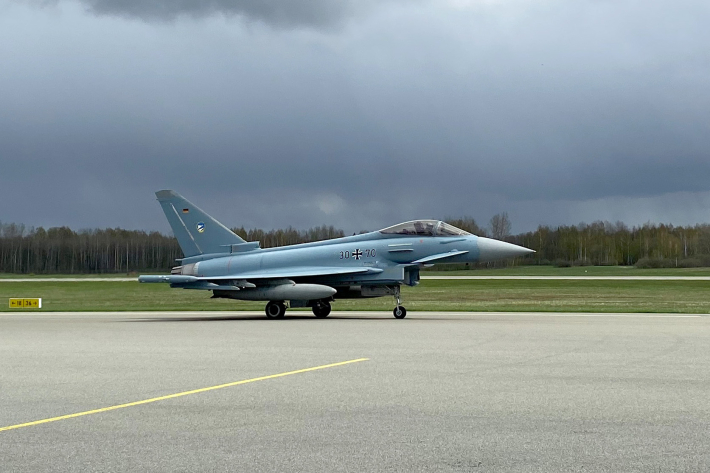 NATO naikintuvas Latvijoje