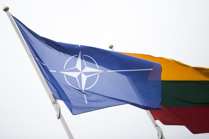 NATO ir Lietuvos vėliavos