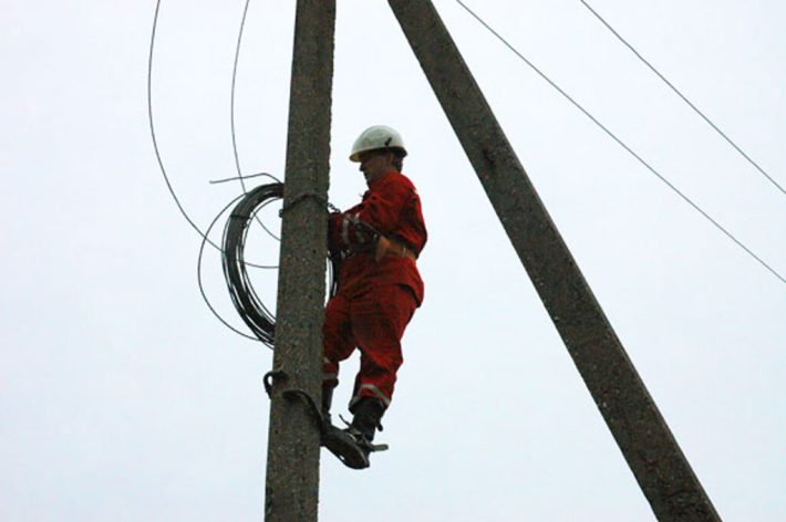 Į stulpą įlipęs elektrikas