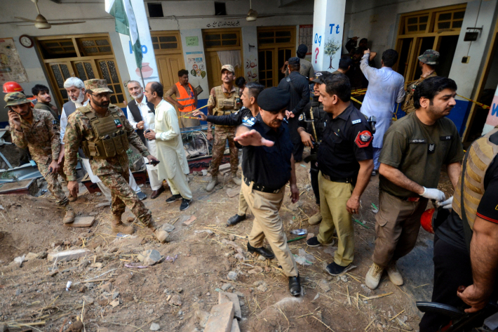 Pareigūnai nelaimės vietoje Pakistane